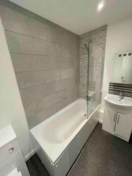 2 Bed City Centre Flat Bath Bagian luar foto